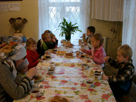 Kids eating lunch